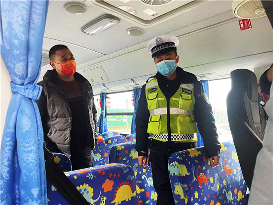 【我為群眾辦實事】開展冬季校車安全檢查 筑牢學生安全防線