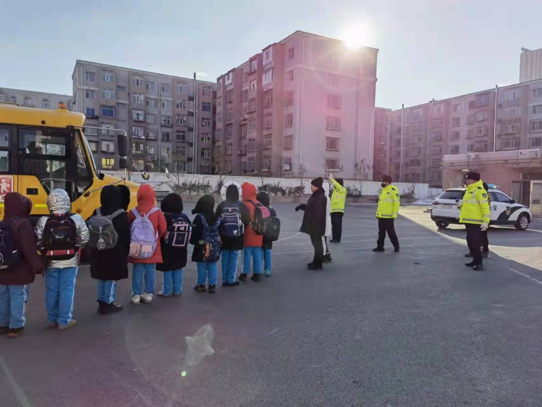 四平交管支隊鐵西大隊寒假前聯合多部門開展校車應急演練活動/ 四平交管支隊鐵西大隊寒假前聯合多部門開展校車應急演練活動