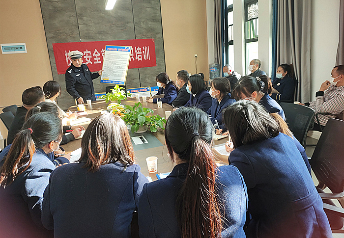郴州宜章縣教育局聯合縣公安局交警大隊到明珠幼兒園開展校車交通安全培訓專題講座/ 3feb95018bd64a81a9448b05d9e476bb.jpg