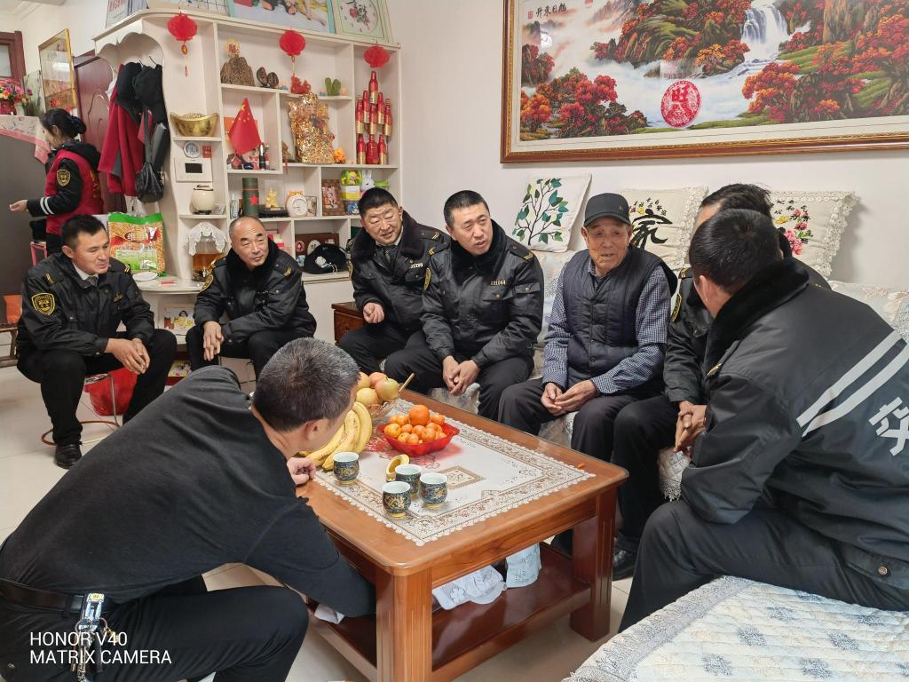 半島網 />青島 天寒人心暖！黃島校車志愿者看望九旬老兵