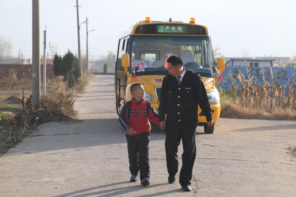 “大鼻子”校車開進嶗山9年了,護航山區孩子上學路 “大鼻子”校車開進嶗山9年了,護航山區孩子上學路
