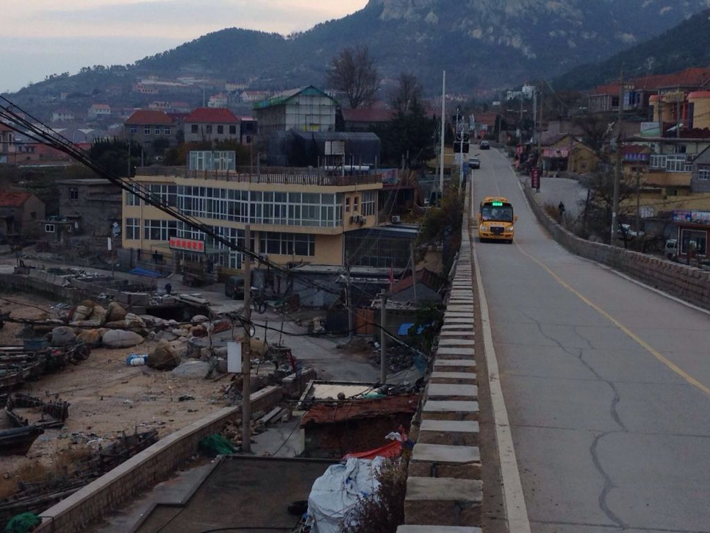 “大鼻子”校車開進嶗山9年了,護航山區孩子上學路 “大鼻子”校車開進嶗山9年了,護航山區孩子上學路