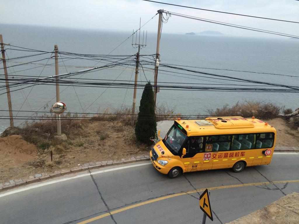 “大鼻子”校車開進嶗山9年了,護航山區孩子上學路 “大鼻子”校車開進嶗山9年了,護航山區孩子上學路