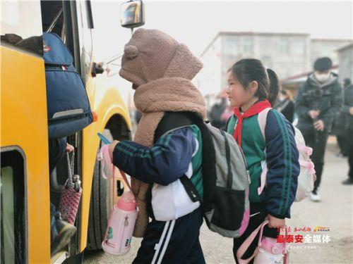 全市共配備校車373輛 服務(wù)學(xué)生近2.8萬人 全市共配備校車373輛 服務(wù)學(xué)生近2.8萬人