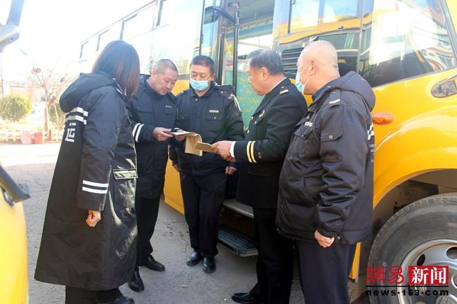 膠州溫馨校車聯合杜村小學開展“辭舊迎新 共話未來”活動 膠州溫馨校車聯合杜村小學開展“辭舊迎新 共話未來”活動
