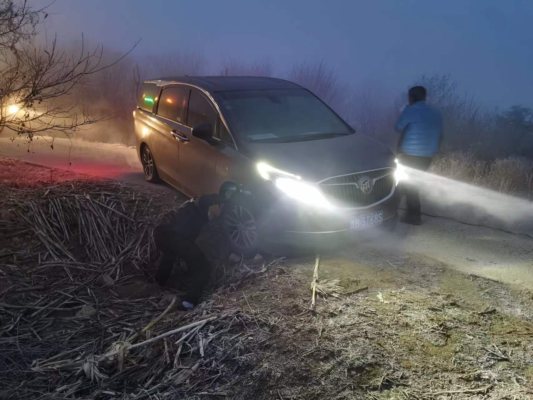 【交運(yùn)黃島溫馨校車】商務(wù)車“摔跤”跌溝里,校車駕駛員救助暖心窩 微信圖片_20220107161306.jpg
