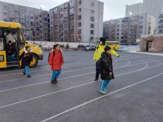 “你好警察節” 四平鐵西交警寒假前聯合多部門開展校車應急演練活動 “你好警察節” 四平鐵西交警寒假前聯合多部門開展校車應急演練活動