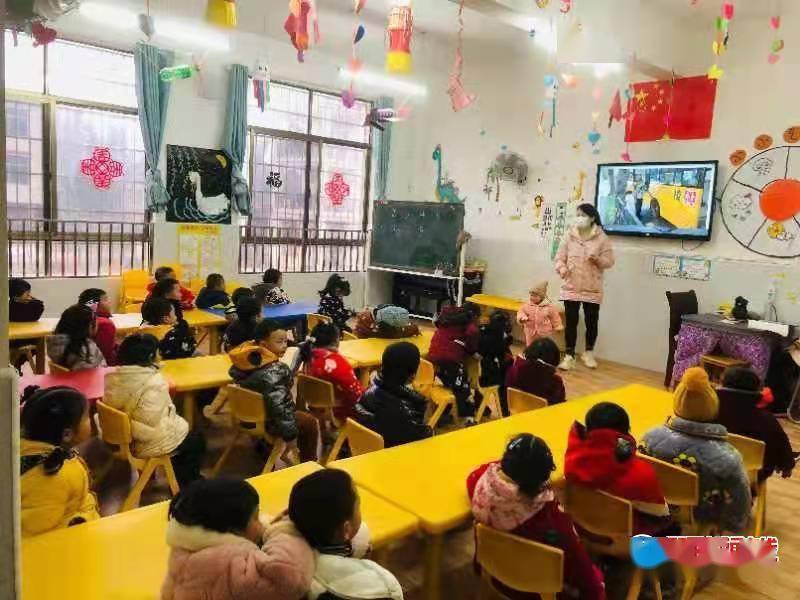 洞口縣巖山鎮中心幼兒園開展校車安全教育活動/ 洞口縣巖山鎮中心幼兒園開展校車安全教育活動