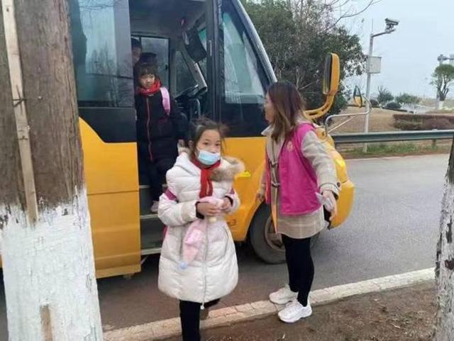 東西湖:校車接送點升級為“候車室”這個細節好暖心 東西湖:校車接送點升級為“候車室”這個細節好暖心