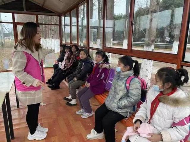 東西湖:校車接送點升級為“候車室”這個細節好暖心 東西湖:校車接送點升級為“候車室”這個細節好暖心