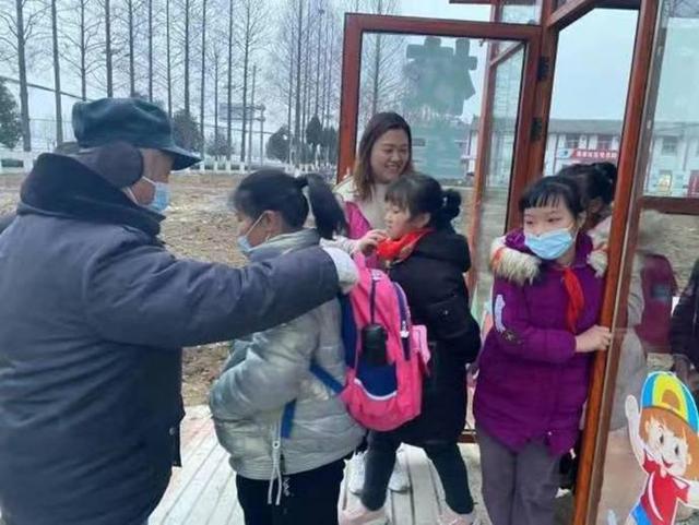 東西湖:校車接送點升級為“候車室”這個細節好暖心 東西湖:校車接送點升級為“候車室”這個細節好暖心