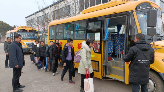 桐城市新店初中:校車暢通農村娃求學路 桐城市新店初中:校車暢通農村娃求學路