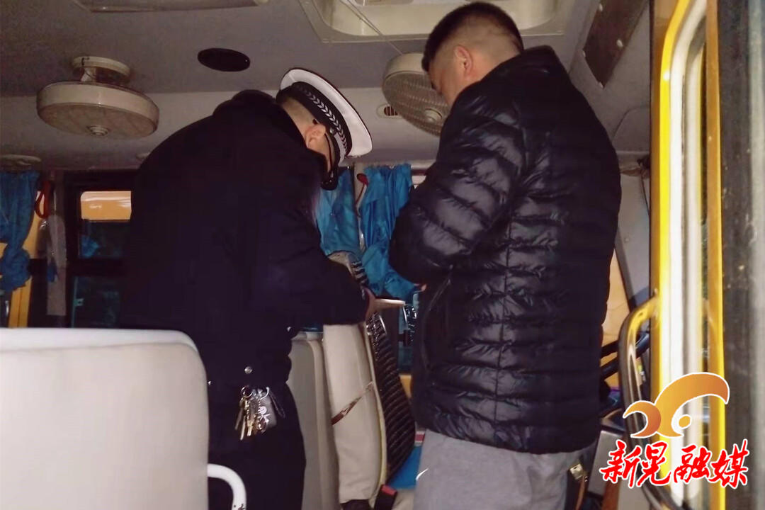 新晃交警聯合校車辦開展冬季校車安全專項檢查/ 新晃交警聯合校車辦開展冬季校車安全專項檢查