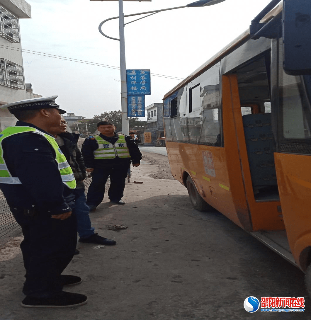 武岡市水浸坪鄉進行校車檢查 筑牢校園安全防線