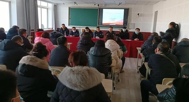 【安保大會(huì)戰(zhàn)】交警蜀黍嚴(yán)把校車關(guān) 筑牢學(xué)生出行安全防線