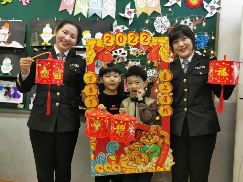 學生放假我“充電”，溫馨校車“車休人不休”