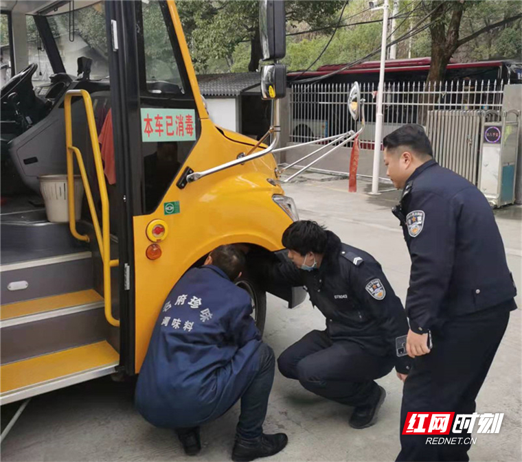 整治頑瘴痼疾 吉首交警集中審驗26輛“放假”校車 2.jpg