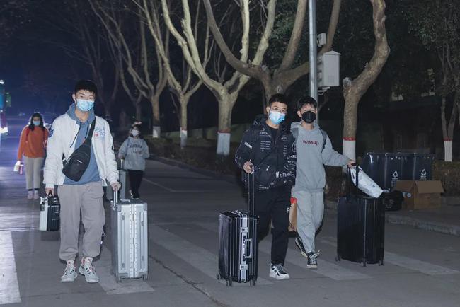 西安思源學院溫情校車助學子安全返鄉回家團圓/ 西安思源學院溫情校車助學子安全返鄉回家團圓