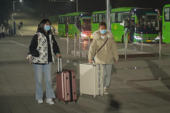 西安思源學院溫情校車助學子安全返鄉回家團圓/ 西安思源學院溫情校車助學子安全返鄉回家團圓