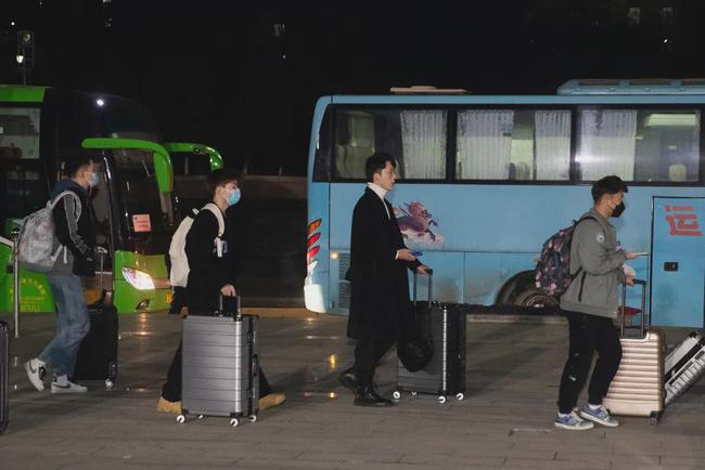 西安思源學院溫情校車助學子安全返鄉回家團圓/ 西安思源學院溫情校車助學子安全返鄉回家團圓