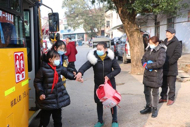 安徽懷寧：安全校車行千里