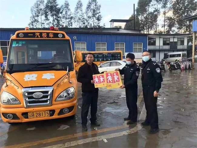文山州這里核發首個校車標牌
