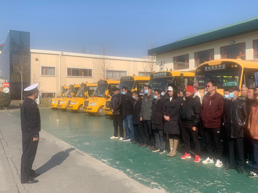 開學在即 李滄交警開展校車安全大檢查