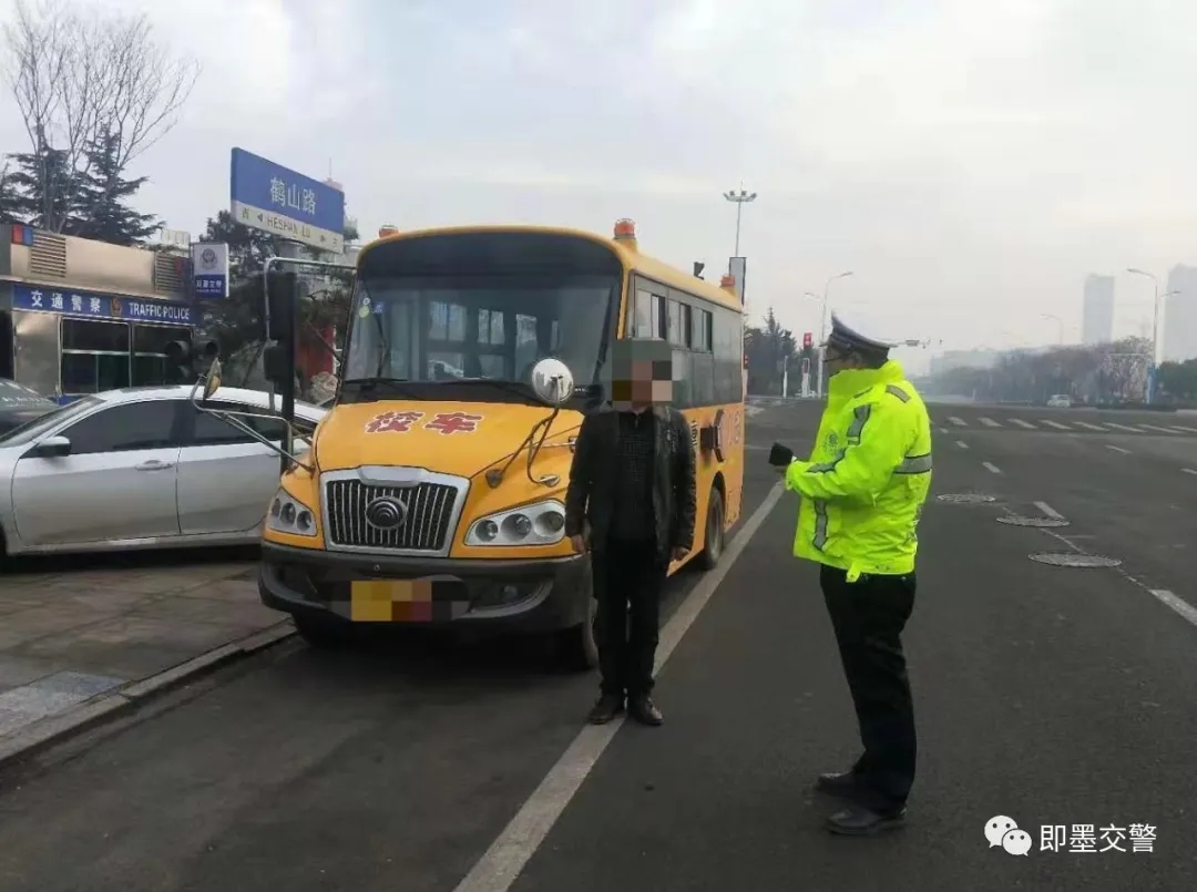 護航開學季,即墨交警提前“報到” 640.webp (2).jpg