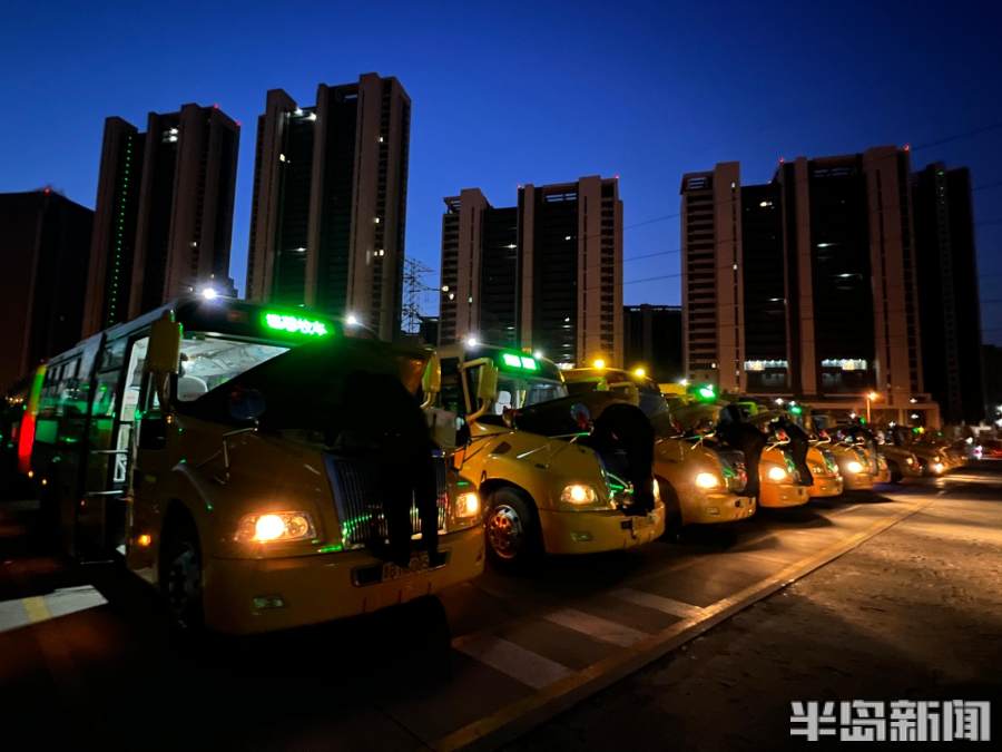 開學(xué)首日,12.5萬學(xué)子乘坐“暖”校車準(zhǔn)點(diǎn)到校 開學(xué)首日,12.5萬學(xué)子乘坐“暖”校車準(zhǔn)點(diǎn)到校