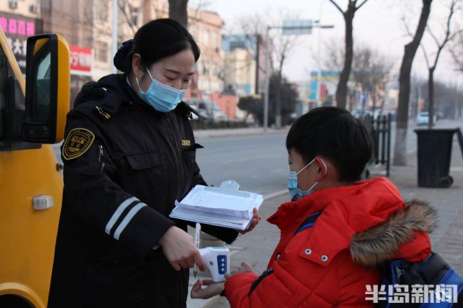 開學(xué)首日,12.5萬學(xué)子乘坐“暖”校車準(zhǔn)點(diǎn)到校 開學(xué)首日,12.5萬學(xué)子乘坐“暖”校車準(zhǔn)點(diǎn)到校