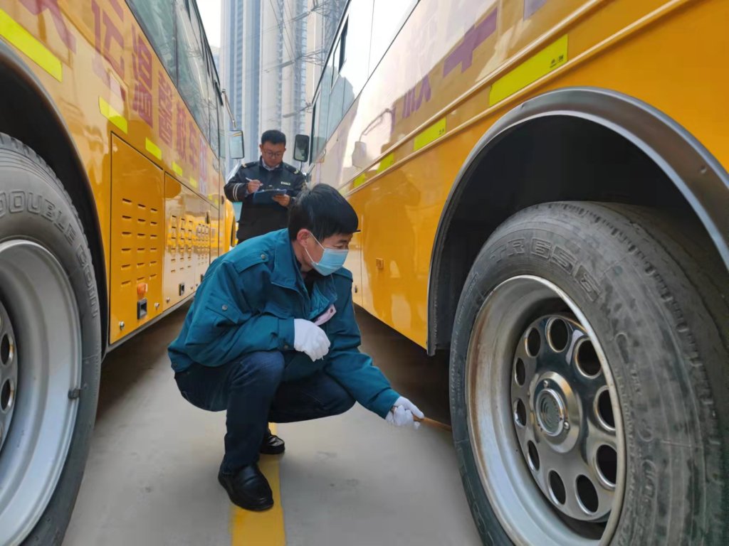 青島：“神獸回籠” 2000余輛溫馨校車全員上崗準(zhǔn)備好了