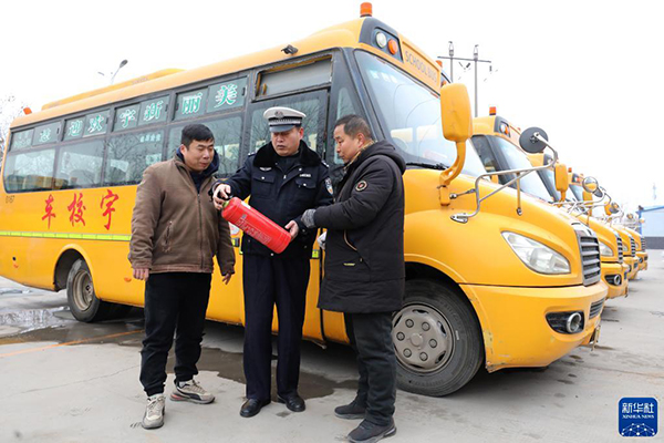河南溫縣:校車“體檢”迎開學 河南溫縣:校車“體檢”迎開學