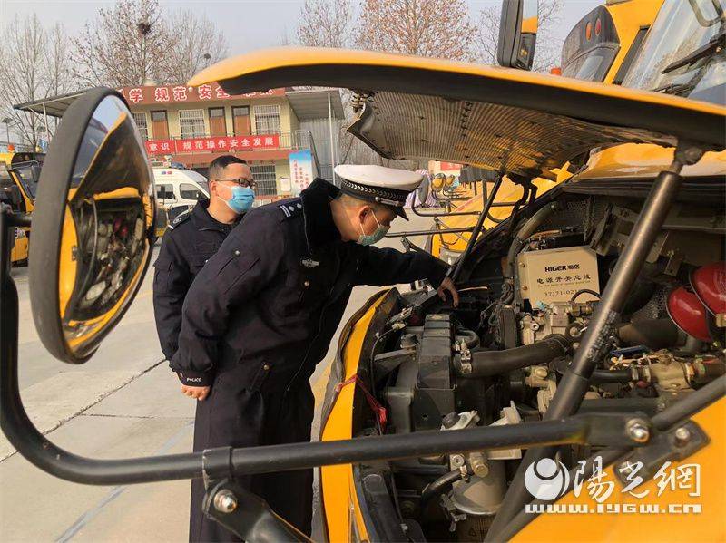 開學季 校車復工交警來“體檢” 開學季 校車復工交警來“體檢”