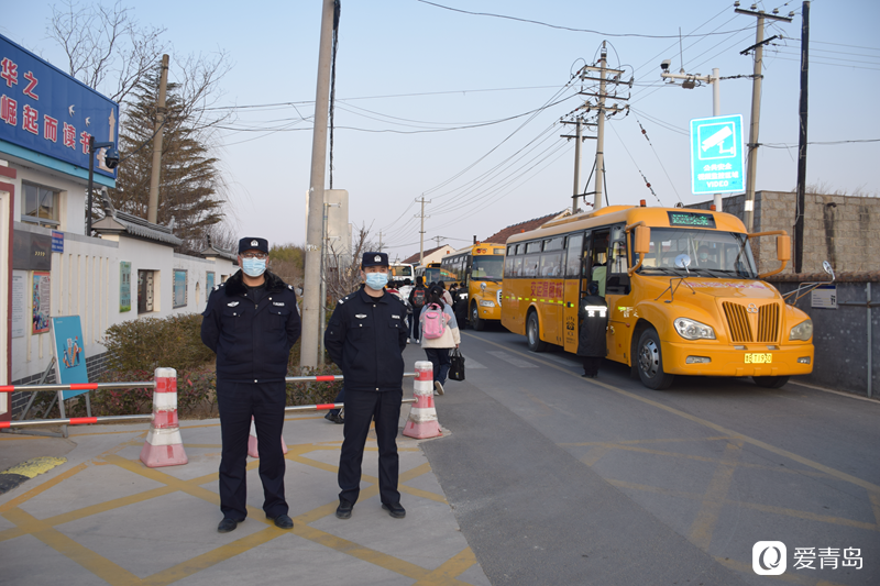 開(kāi)學(xué)首日,黃島公安“護(hù)學(xué)模式”準(zhǔn)時(shí)上線了 開(kāi)學(xué)首日,黃島公安“護(hù)學(xué)模式”準(zhǔn)時(shí)上線了