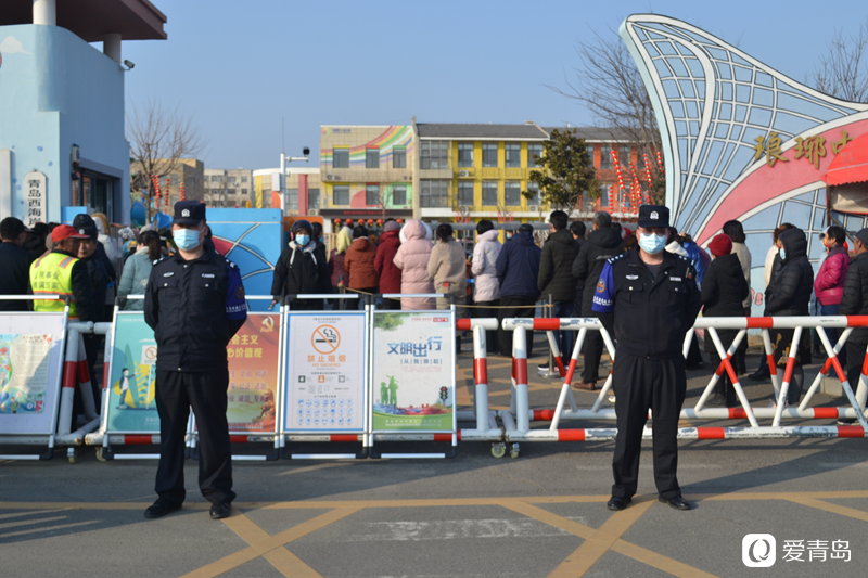 開(kāi)學(xué)首日,黃島公安“護(hù)學(xué)模式”準(zhǔn)時(shí)上線了 開(kāi)學(xué)首日,黃島公安“護(hù)學(xué)模式”準(zhǔn)時(shí)上線了