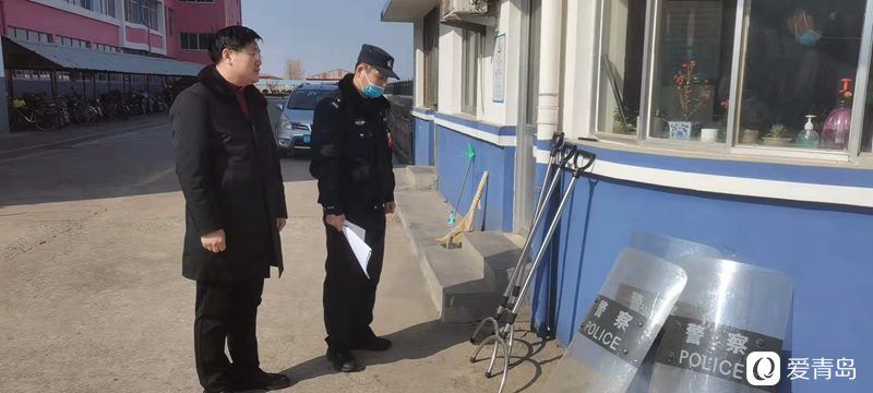 開(kāi)學(xué)首日,黃島公安“護(hù)學(xué)模式”準(zhǔn)時(shí)上線了 安全隱患排查 迎接開(kāi)學(xué)季 (1).png