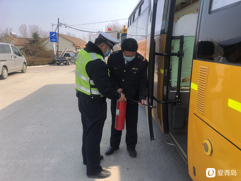 開(kāi)學(xué)首日,黃島公安“護(hù)學(xué)模式”準(zhǔn)時(shí)上線了 開(kāi)學(xué)首日,黃島公安“護(hù)學(xué)模式”準(zhǔn)時(shí)上線了