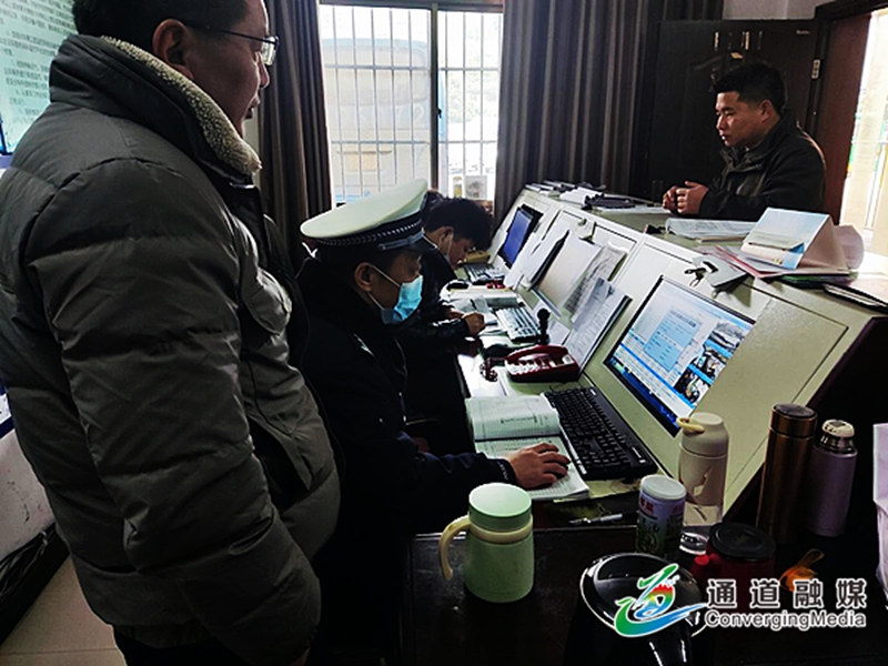 通道交警全力做好開學季“學區警務”工作 1cd2492158a1846d6701d43d1eaf9ec.jpg