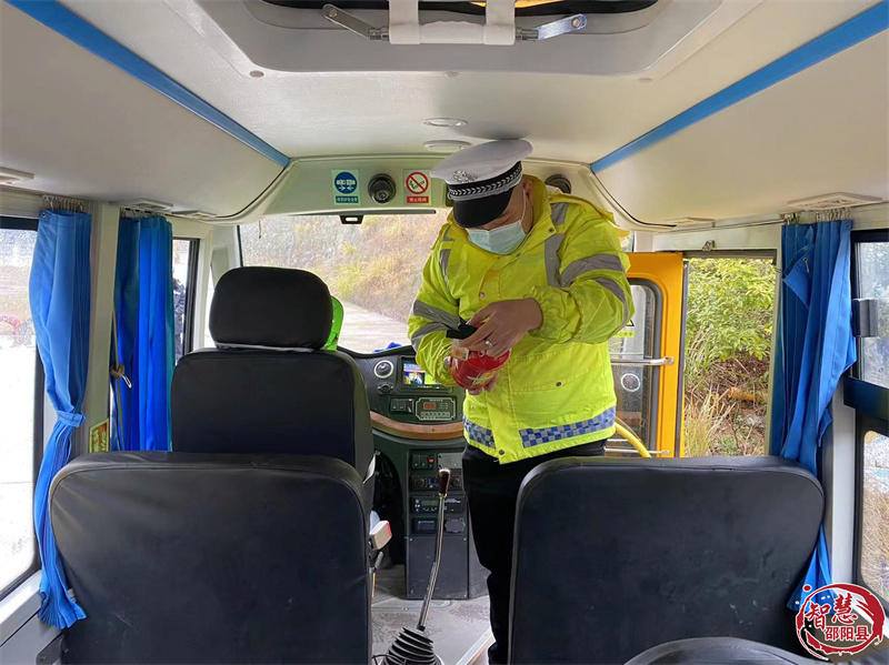 邵陽(yáng)縣對(duì)校車進(jìn)行“體檢”