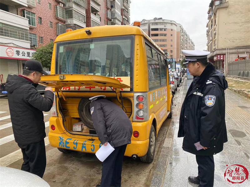 邵陽(yáng)縣對(duì)校車進(jìn)行“體檢”