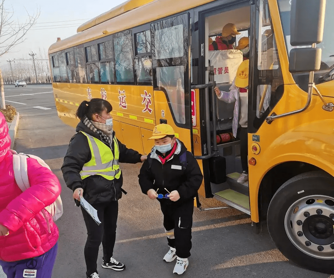 13輛免費校車,安排 13輛免費校車,安排