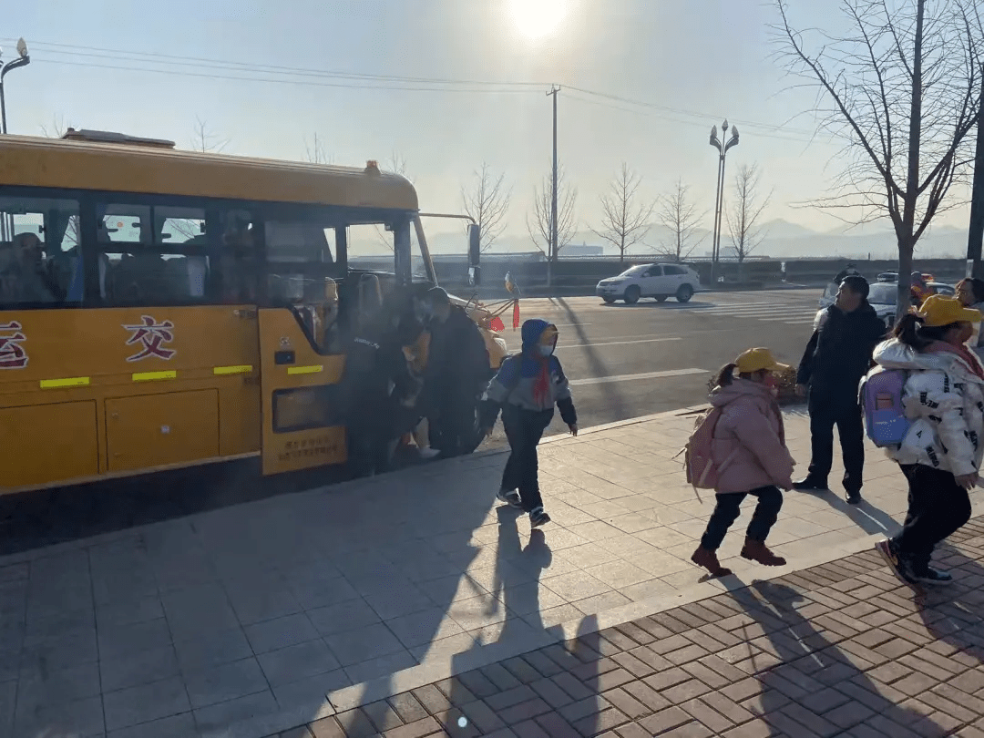 13輛免費校車,安排 13輛免費校車,安排