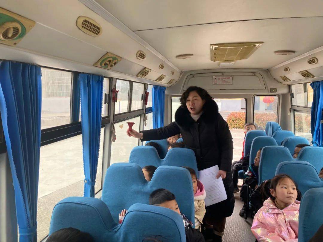 東蘇馮小學(xué)開展校車消防安全逃生演練