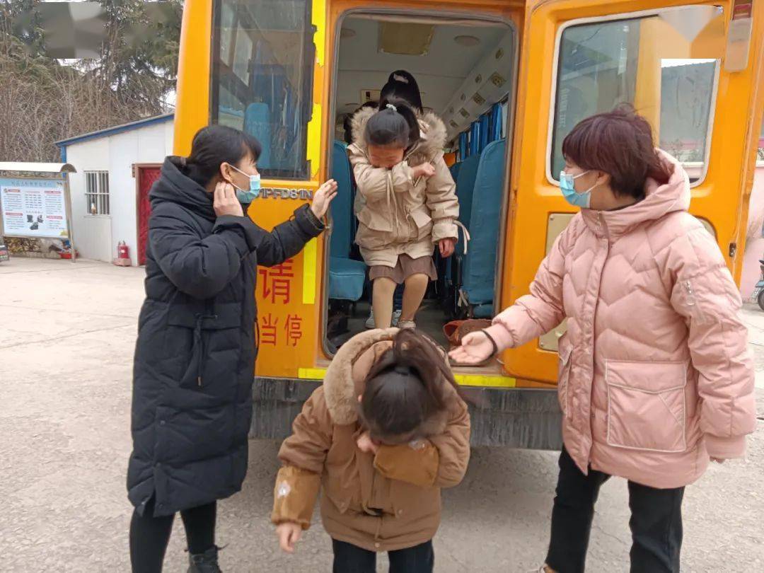 東蘇馮小學(xué)開展校車消防安全逃生演練