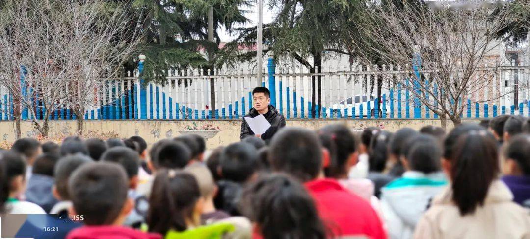 東蘇馮小學(xué)開展校車消防安全逃生演練