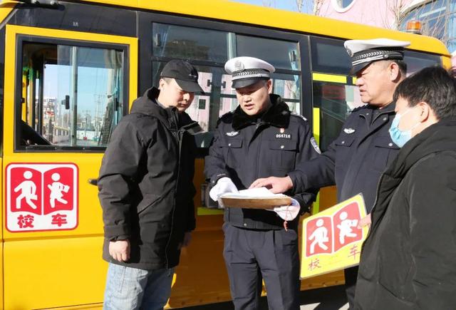 為了幼兒學生乘車安全：校車“體檢”迎開學