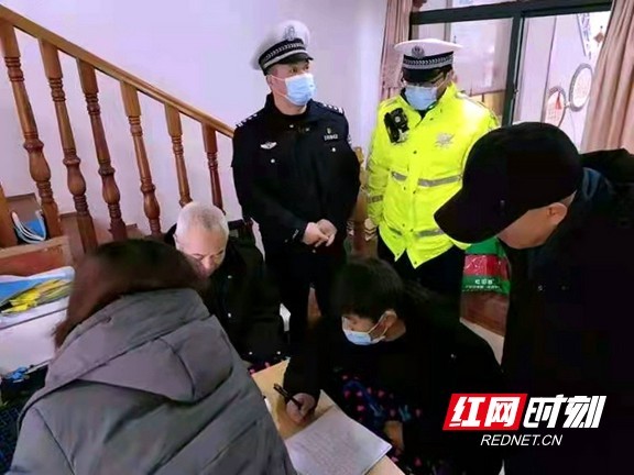 吉首交警開(kāi)展2022年春季新學(xué)期校車(chē)大檢查