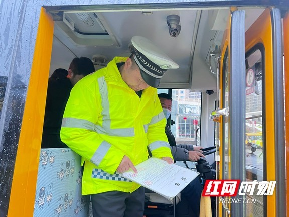 吉首交警開(kāi)展2022年春季新學(xué)期校車(chē)大檢查