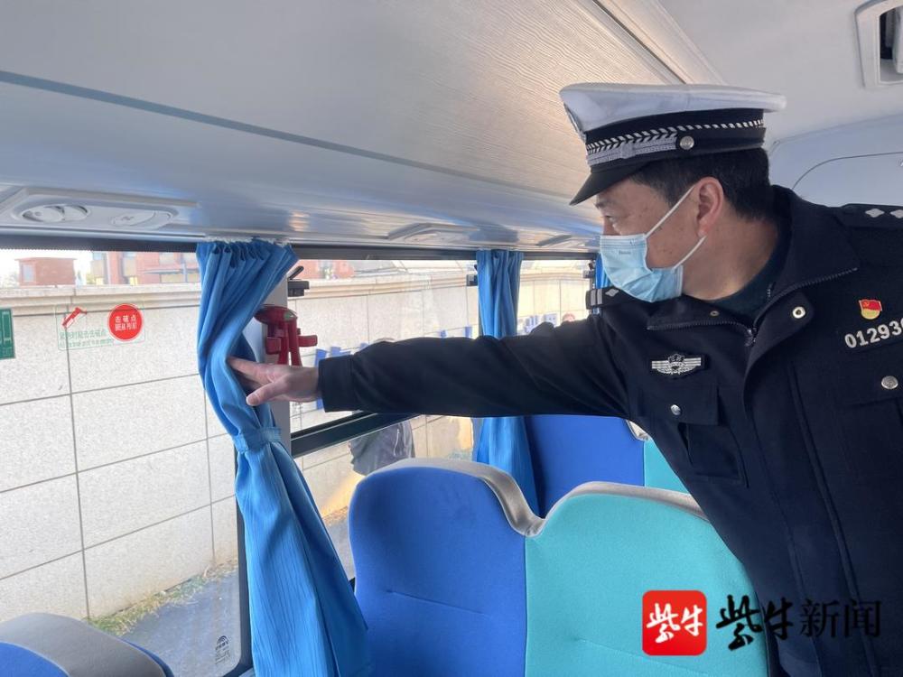 擰緊校車管理“安全閥”,南京江北新區交警進校園開展大檢查 擰緊校車管理“安全閥”,南京江北新區交警進校園開展大檢查