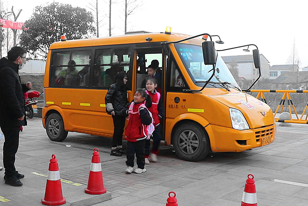 涂娟督導校園安防和校車安全管理工作/ 002_副本.jpg